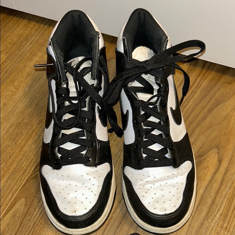 Black and White Dunk Sneakers Nike Women’s 8.5